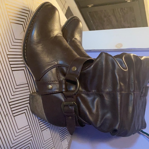 Shoes - Cute brown heel boots 🥰